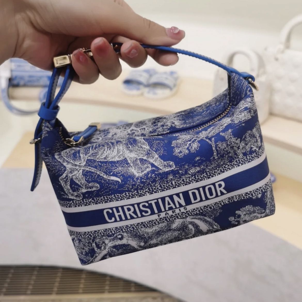 (Category: ) located in . Submitted by lux.shopaholic (Listing ID 1347980535, Image 1). Description: .