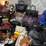 (Kategori: ) berada di . Dikirim oleh d.irma_prelovedfashionshop (ID iklan 1198933449, Gambar 1). Deskripsi: .