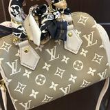 (Category: ) located in . Submitted by clearingsomeluxury (Listing ID 1358282270, Image 1). Description: .